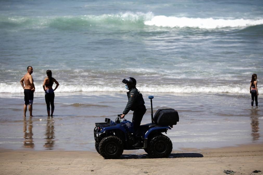 Regresso às praias com limite de quatro a seis pessoas por chapéu