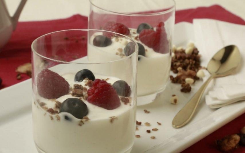 Granola caseira com iogurte para um pequeno-almoço de fazer crescer água na boca