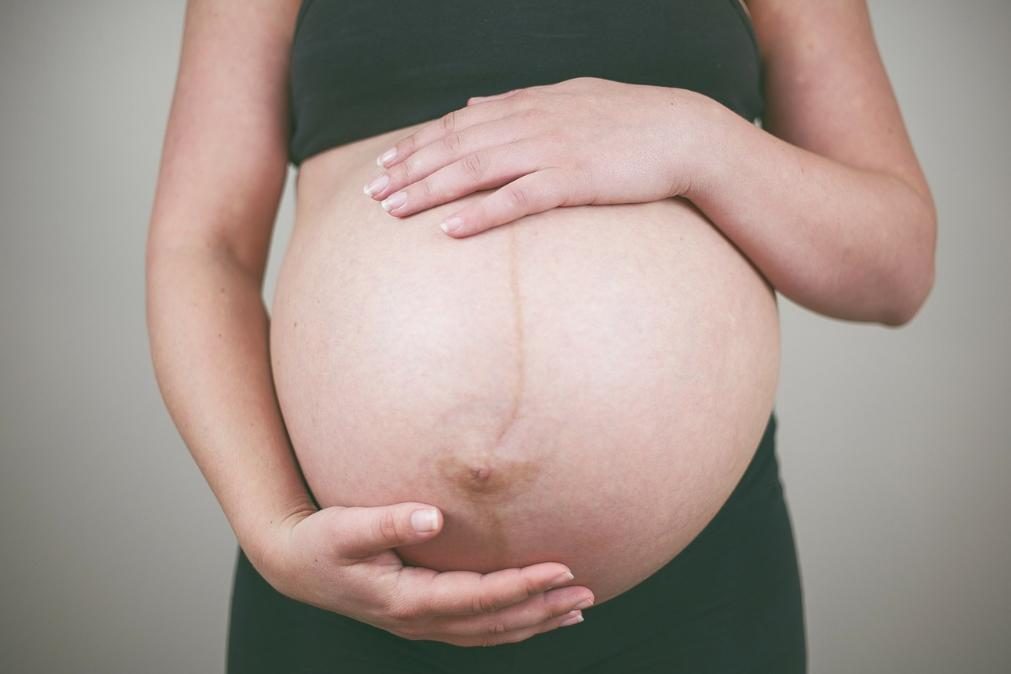 Mães infetadas com covid-19 podem transmitir doença aos filhos no útero