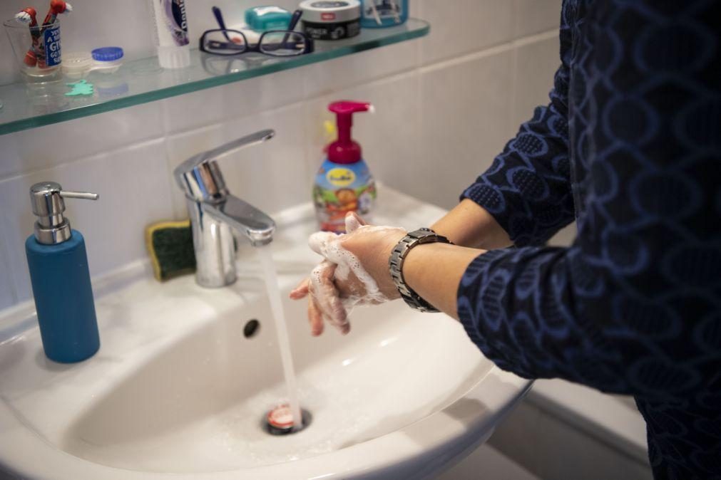 Não se esqueça: Anéis retirados antes de lavar as mãos e lixívia diluída em água fria