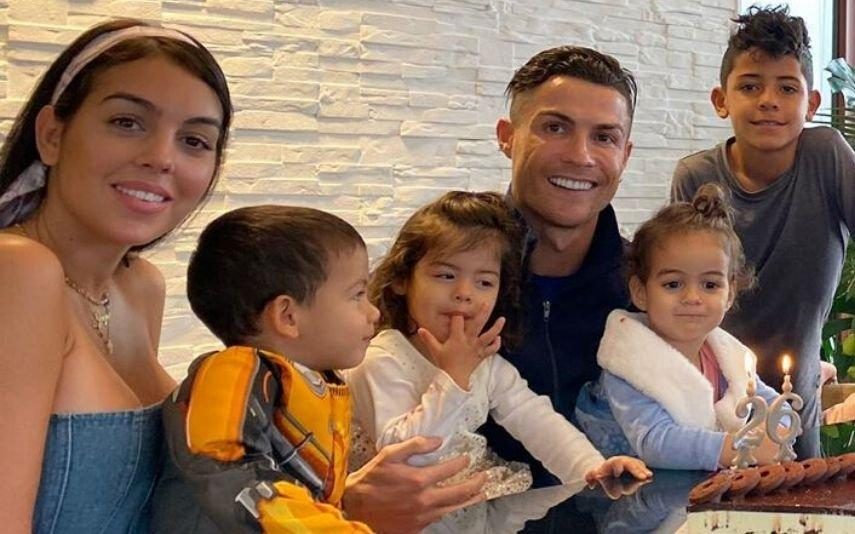 Mateo Filho de Cristiano Ronaldo brinca com gato como se fosse um bebé. Que amor!