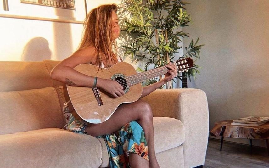 Carolina Loureiro Aprendeu a tocar viola durante a quarentena com a ajuda do namorado