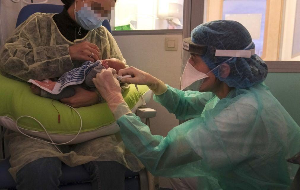 Regras da DGS para recém-nascidos. Máscara na amamentação e testes nas primeiras 24 horas de vida