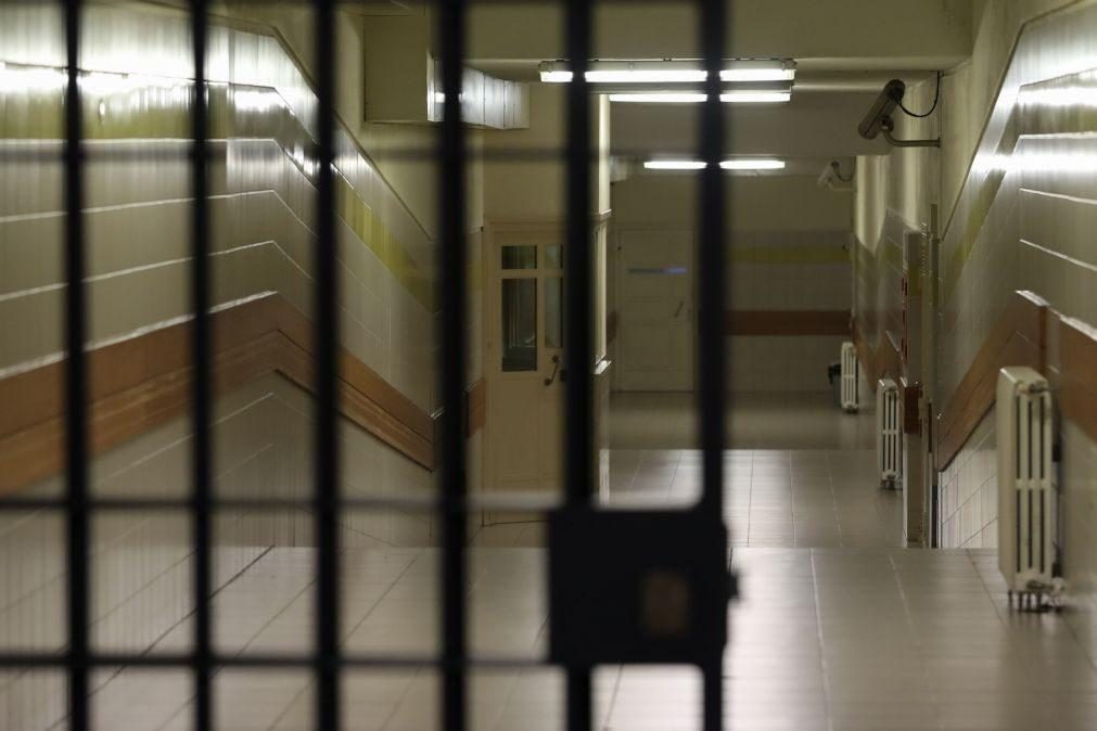 Dois reclusos infetados com covid-19 internados em Caxias
