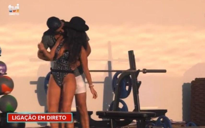 Big Brother. Jéssica e Pedro Alves dão o primeiro beijo em trajes menores
