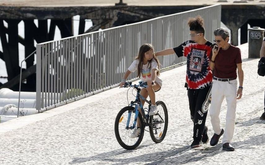 Manuel Maria Carrilho Brincadeiras com os filhos à beira-rio