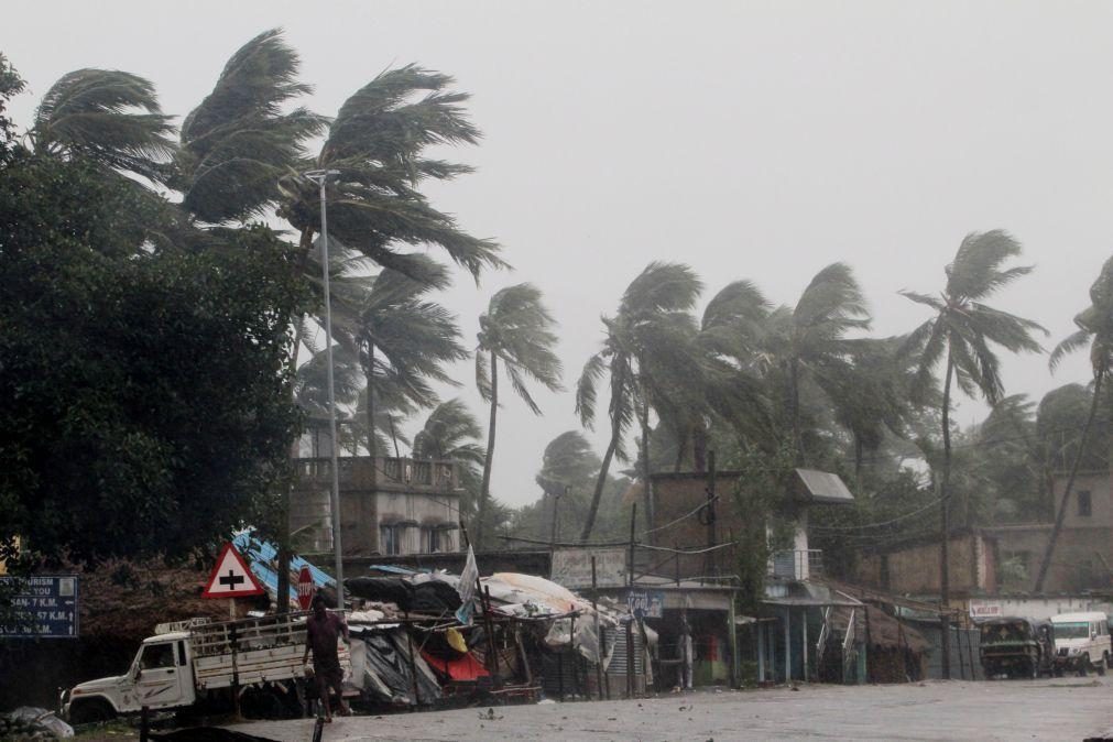Ciclone faz pelo menos 20 mortos na Índia e Bangladesh