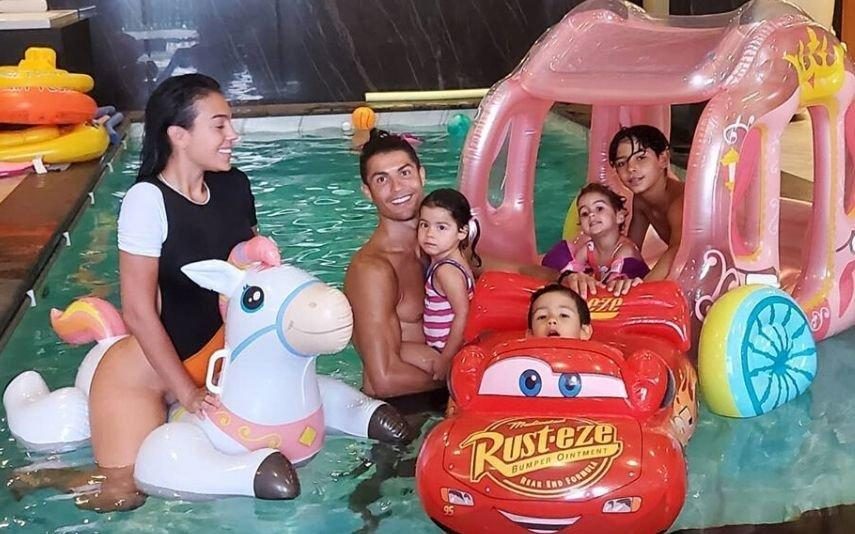 Georgina Rodriguez Quase fica com partes íntimas à mostra em banho com a família (foto)