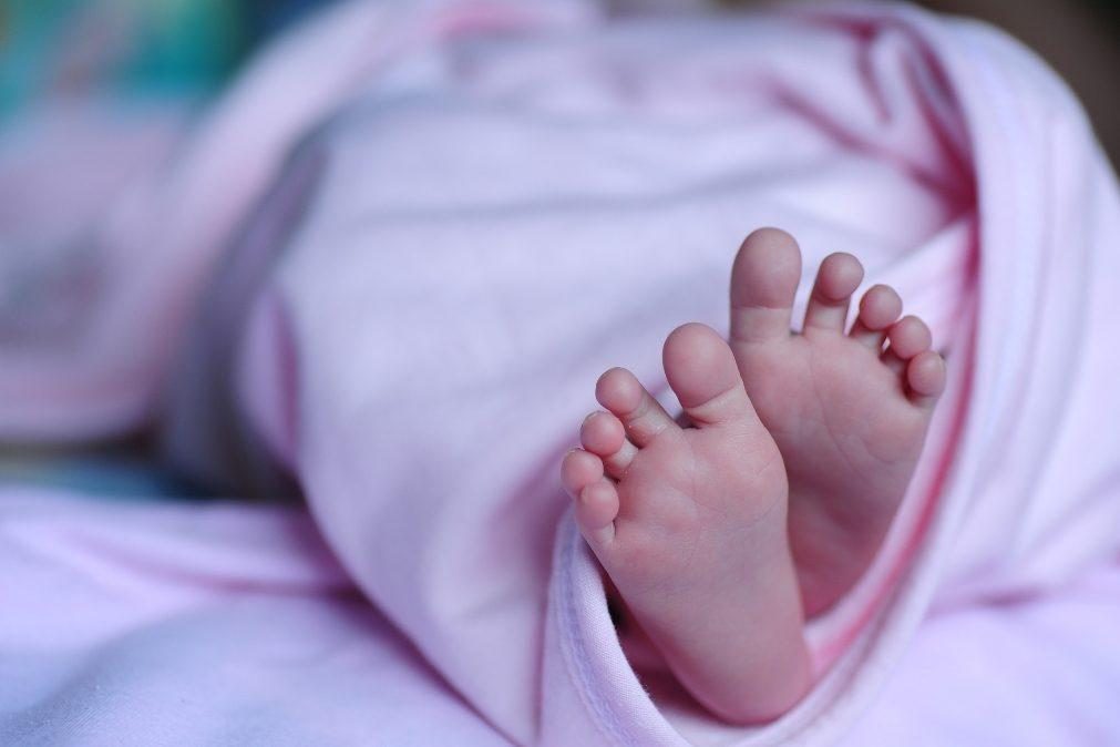 Dois bebés internados nos cuidados intensivos com covid-19