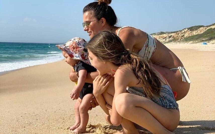 A reação da bebé Caetana na primeira ida à praia