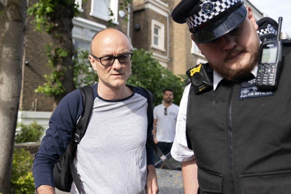Polícia conclui que assessor de Boris Johnson cometeu infração ao confinamento