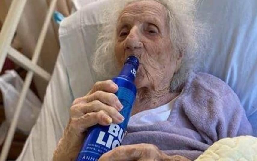 Idosa de 103 anos comemora com cerveja ao vencer a covid-19