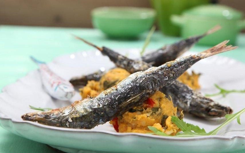 Sardinhas assadas com esmagada de batata Receita tradicional para assinalar os Santos Populares