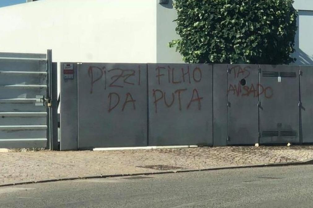Casas de jogadores e treinador do Benfica vandalizadas