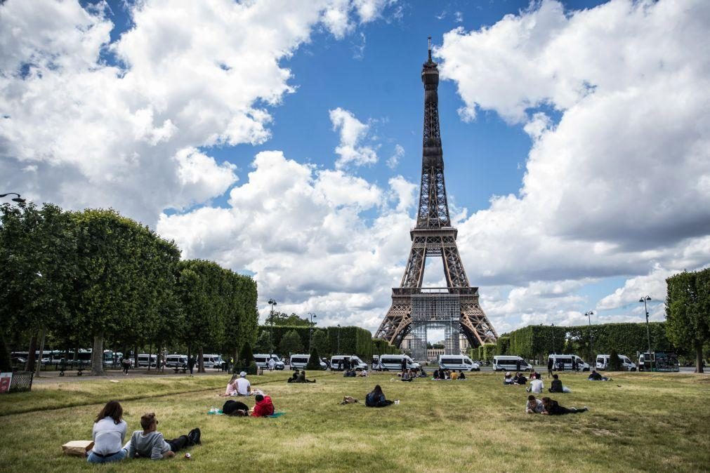 Torre Eiffel evacuada devido a ameaça de bomba
