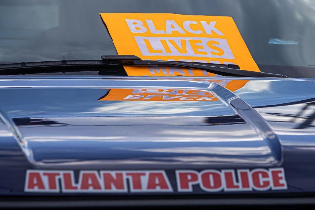 Agente policial de Atlanta demitido após morte de jovem negro