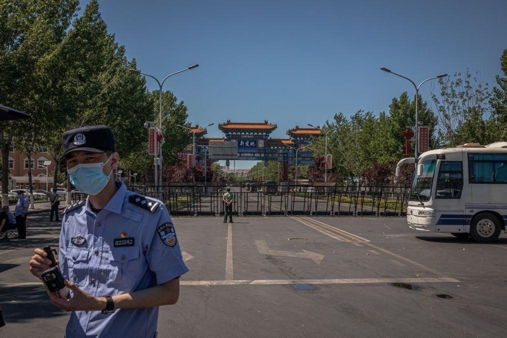 Pequim coloca mais 10 bairros em quarentena após detetar novos casos