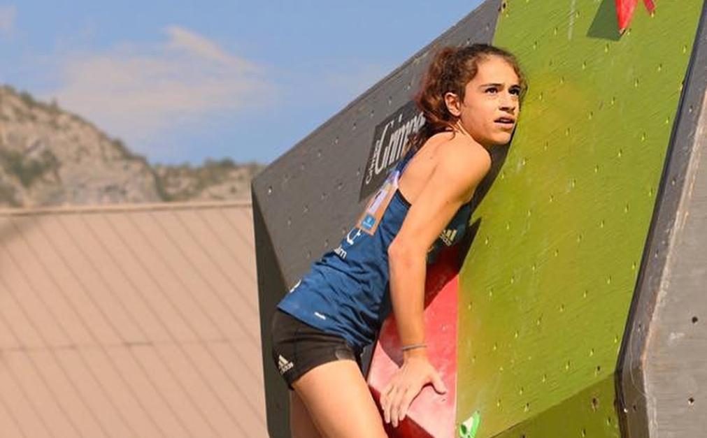 Jovem campeã francesa de escalada morre aos 16 anos após queda