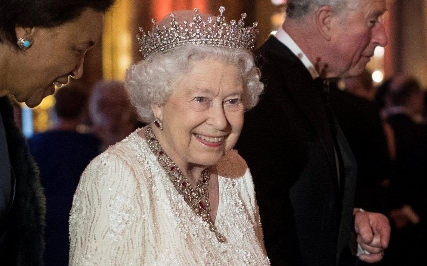 Isabel Ii 67 anos depois, marca de luxo recria sandálias históricas da rainha