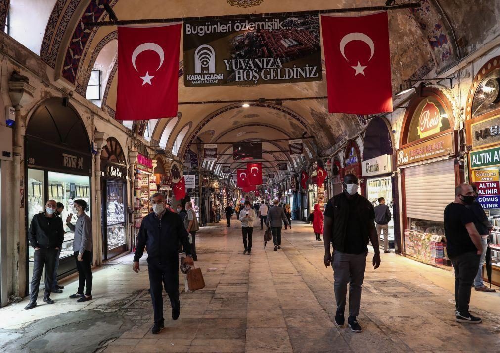 Três maiores cidades turcas adotam máscara obrigatória na rua