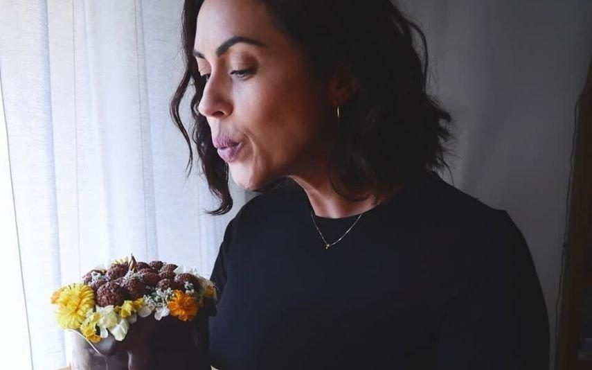 Débora Monteiro Amigas surpreendem atriz em dia de aniversário deixando-a em lágrimas