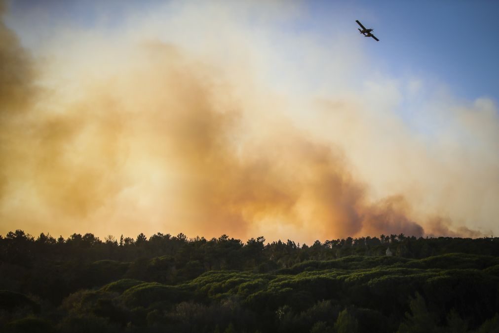 Incêndio: 147 operacionais e nove meios aéreos combatem fogo em Aljezur