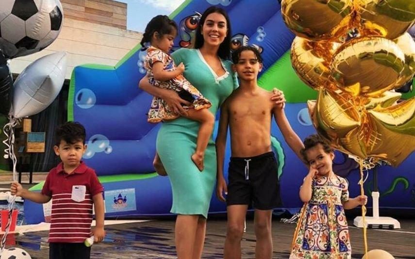 Georgina Rodriguez e Cristiano Ronaldo Insufláveis e balões gigantes! Entre na festa de arromba de Cristianinho