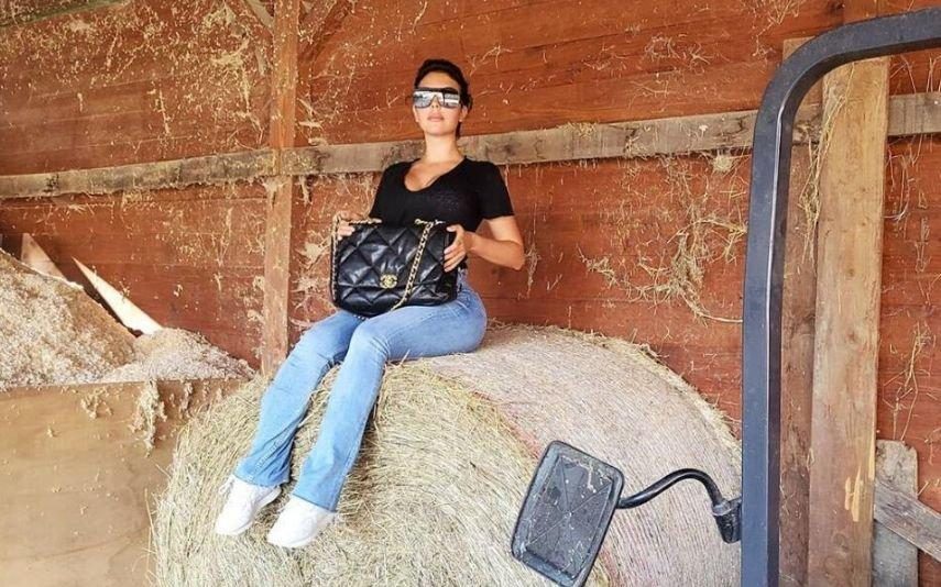 Georgina Rodríguez em modo «agricultora» Namorada de CR7 posa em fardo de palha com mala da Chanel