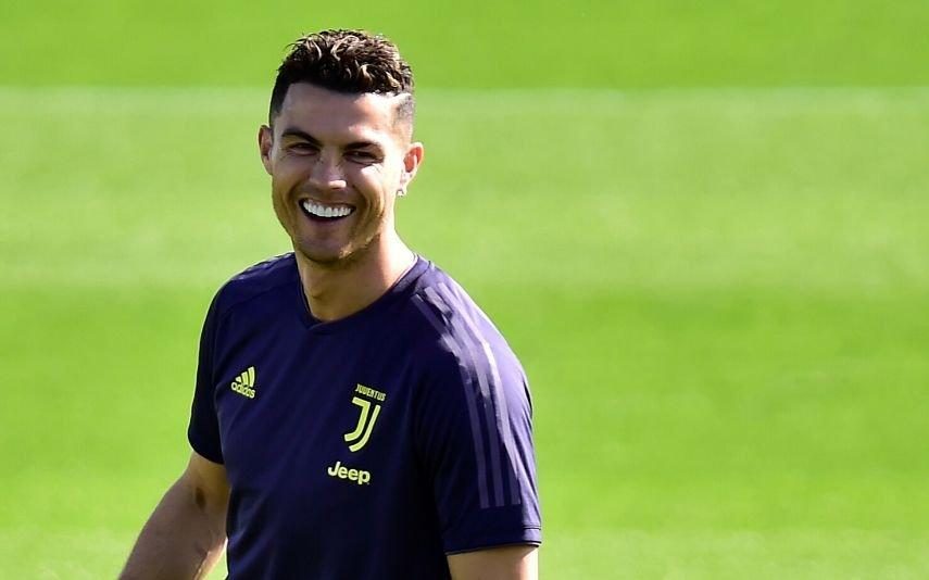 Cristiano Ronaldo Assina camisola para leiloar e ajudar os mais desfavorecidos