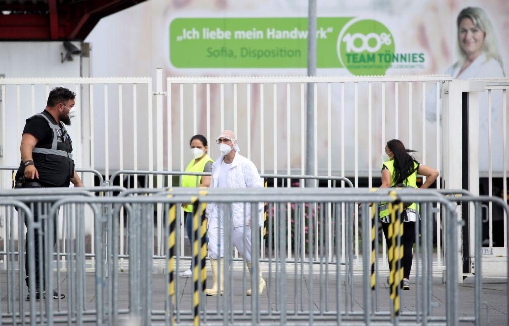 Três trabalhadores portugueses infetados em matadouro na Alemanha