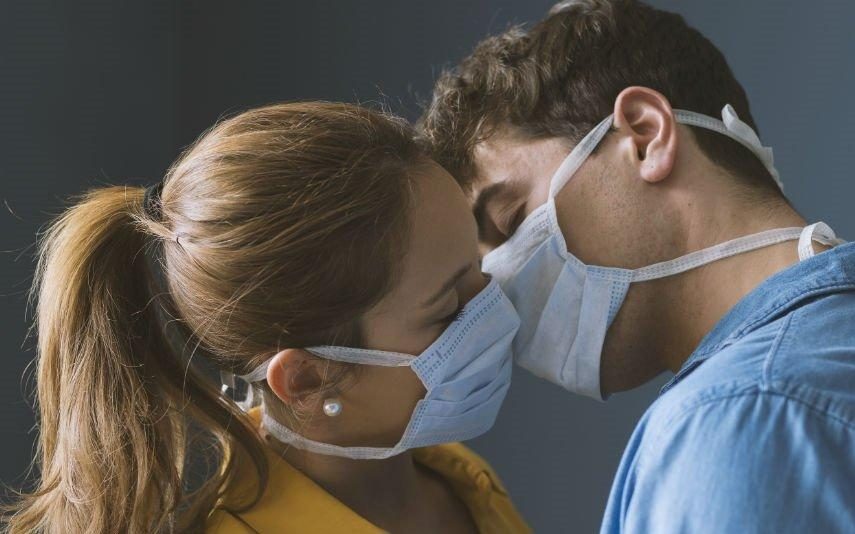 Enfermeira obriga namorado a fazer sexo com luvas e máscara