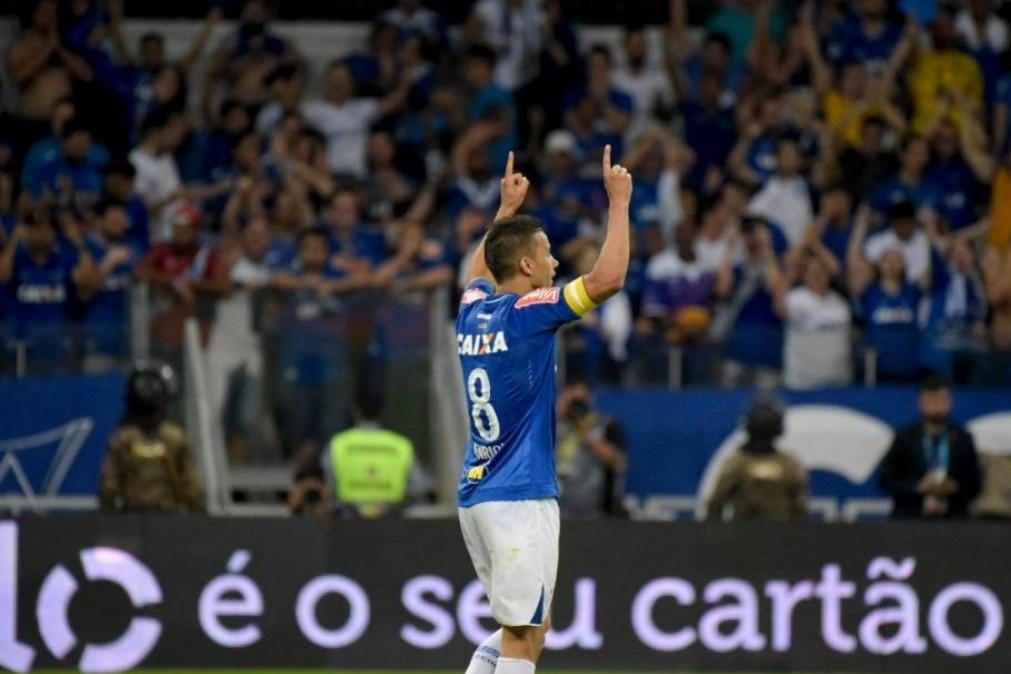 Jogador do Cruzeiro cai de penhasco com o carro e é hospitalizado