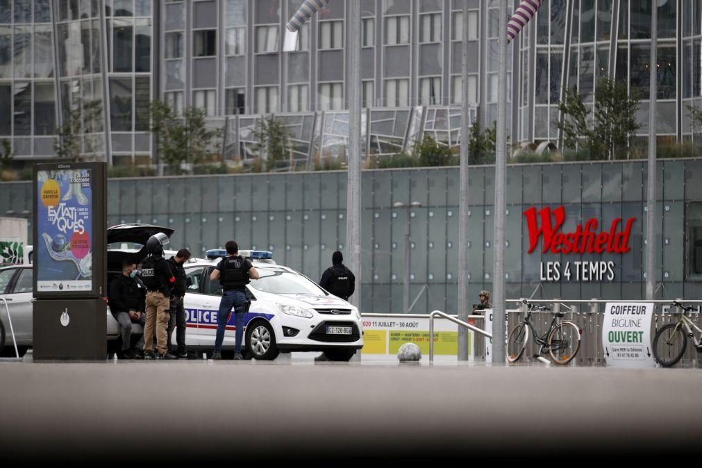 Operação policial em Paris depois de alerta de homem armado em centro comercial