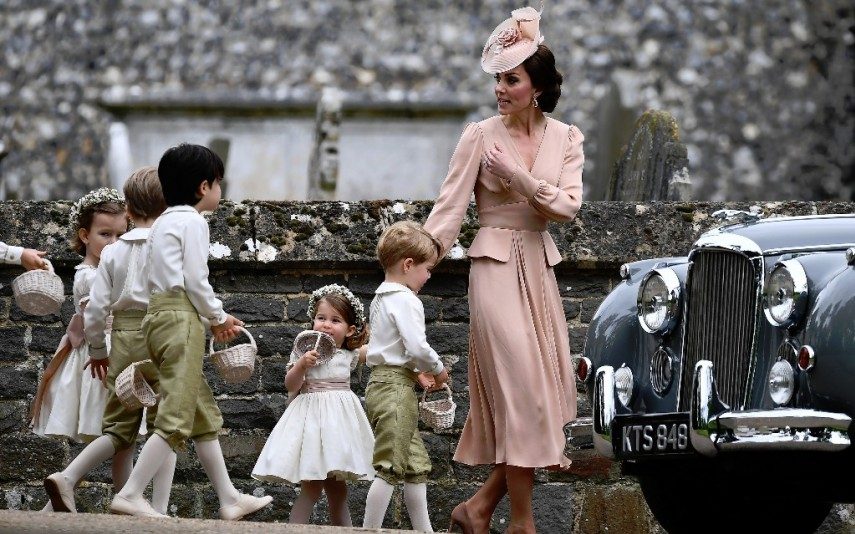 O dia em que Kate Middleton entrou a correr num pub para ir com a filha à casa de banho