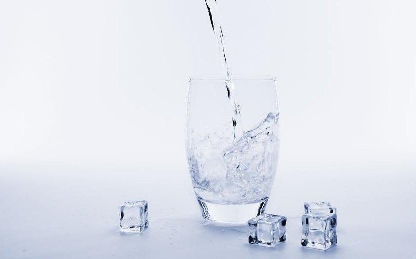 É este o perigo de beber água gelada nos dias quentes de verão