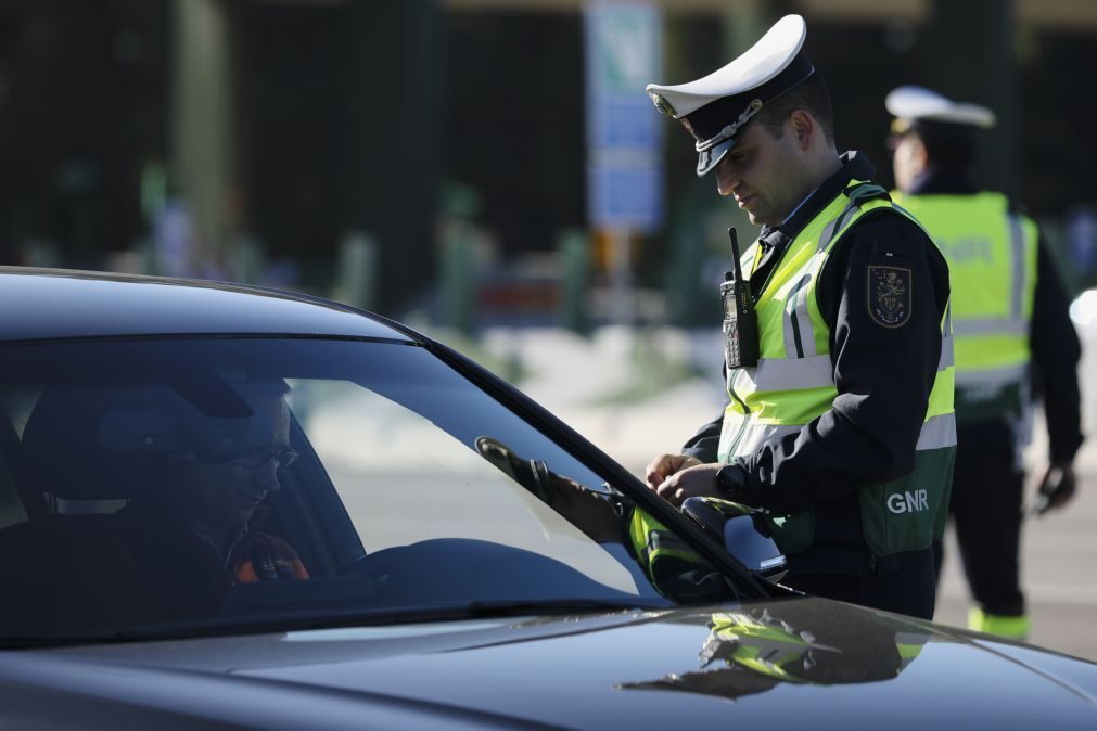 Condutor alcoolizado parte nariz a polícia municipal