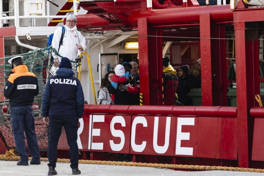 Covid-19: Médicos italianos testam 180 refugiados em embarcação no Mediterrâneo