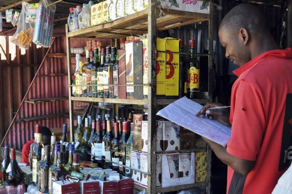 África do Sul volta a proibir venda de bebidas alcoólicas face a aumento de casos de covid