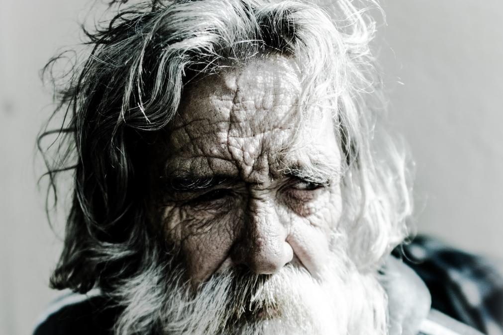 Neto de 35 anos deixa avô de 88 à fome e tira-lhe a reforma