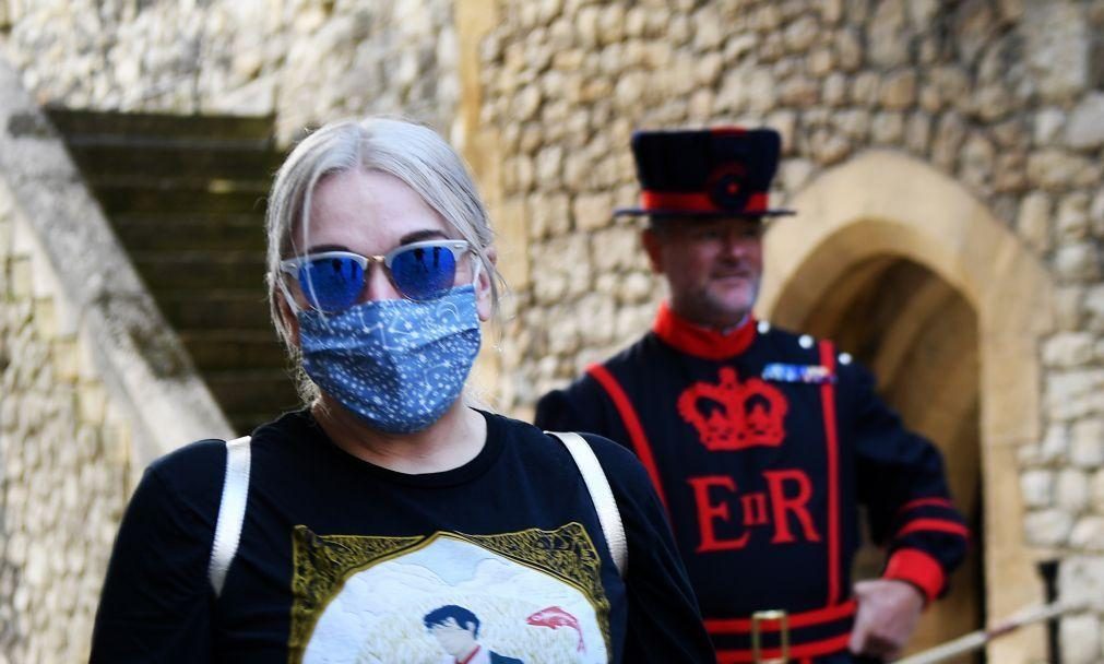 Uso de máscaras nas lojas vai ser obrigatório em Inglaterra