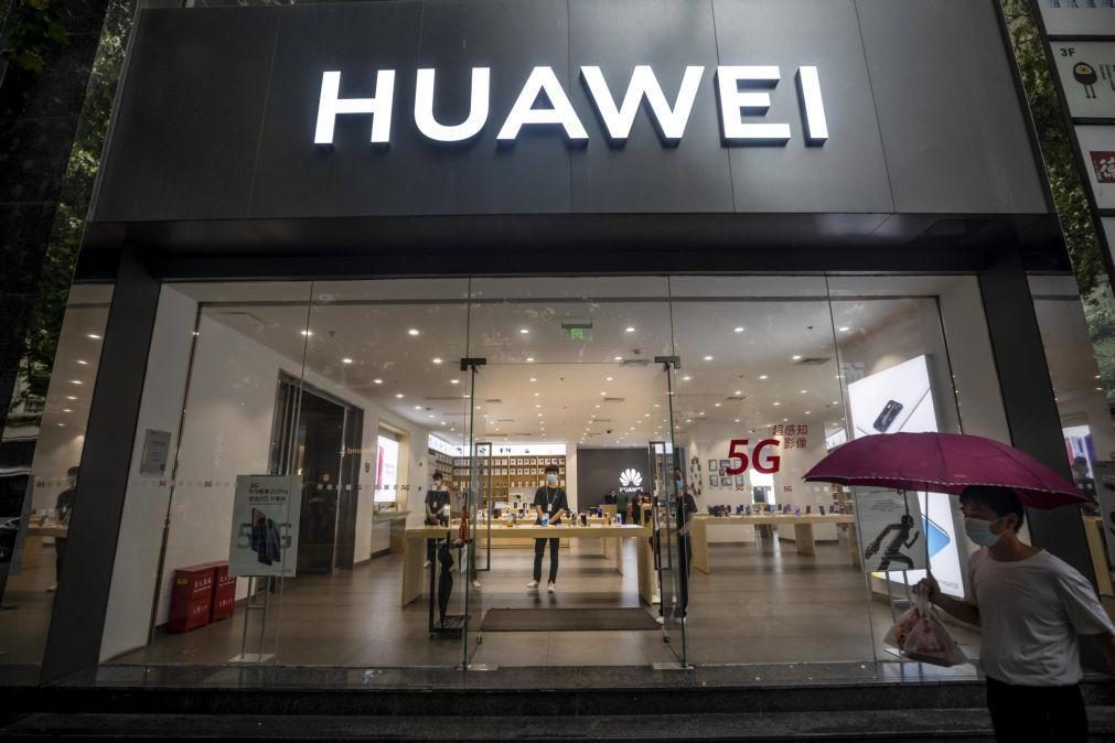 Governo britânico decide banir Huawei da rede de telemóvel 5G