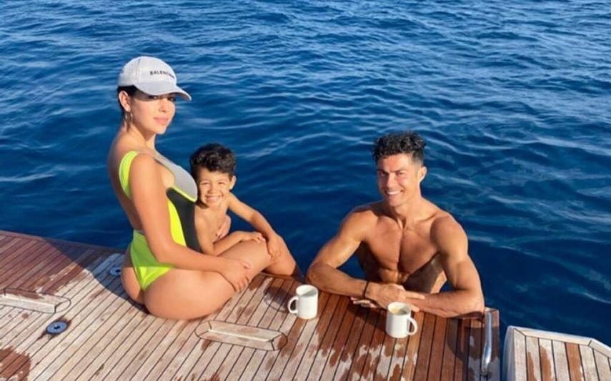 Cristiano Ronaldo Bumbum de Georgina em retrato de família rouba as atenções todas