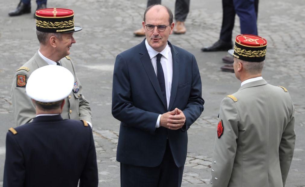 Máscara obrigatória em locais públicos fechados em França a partir da