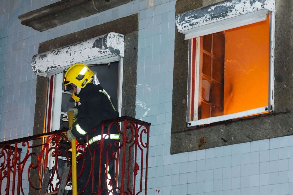 Homem ateou fogo ao seu próprio colchão e agrediu um bombeiro em Braga