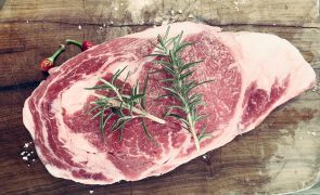Quanto tempo é que a carne crua aguenta no frigorífico?