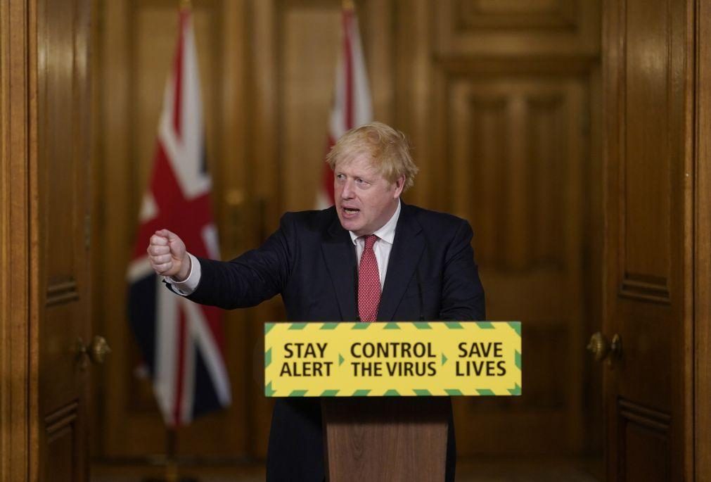 Covid-19: Boris Johnson espera regresso à normalidade antes do Natal