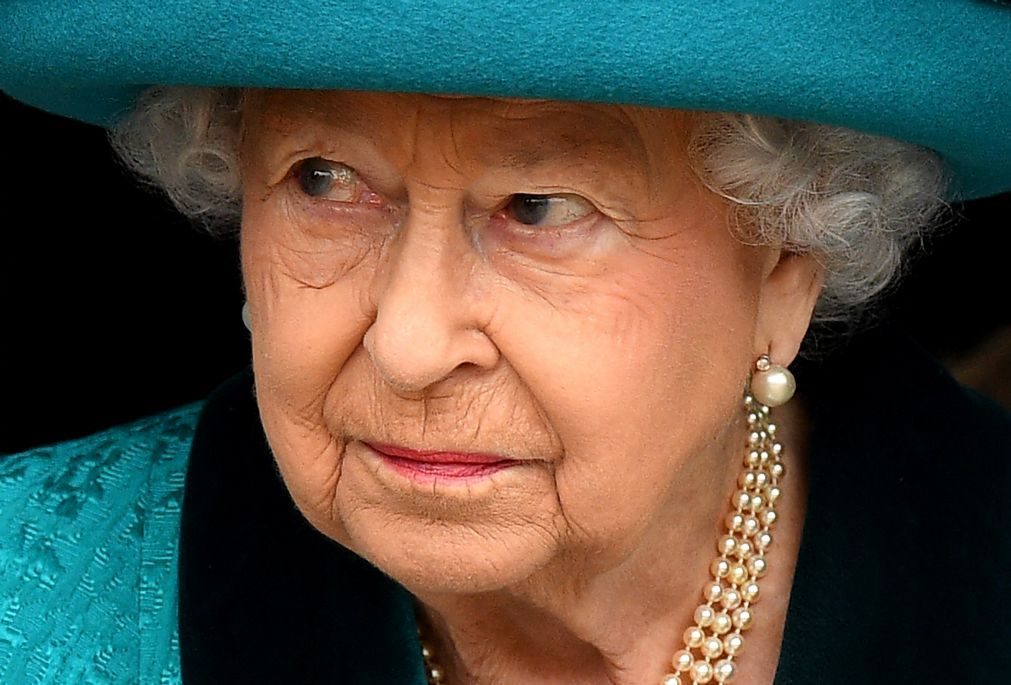 Isabel II celebra 92 anos com grande festa mas sem o marido