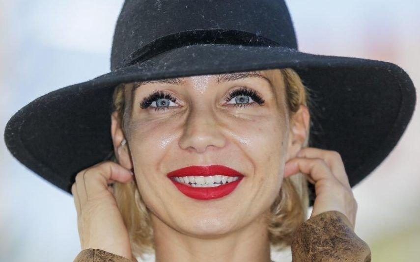 Luciana Abreu filma-se em lingerie rendada e manda
