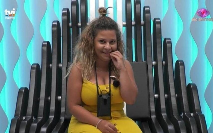 Sandrina coloca laxante num bolo e serve aos colegas