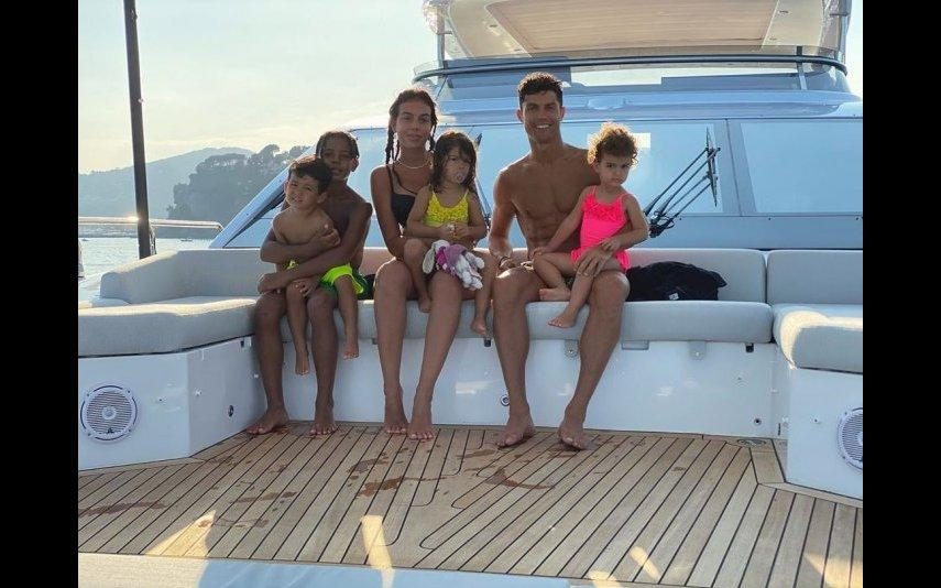 Cristiano Ronaldo e Georgina Vestem filhas com fatos de banho iguais... que são uma pechincha!